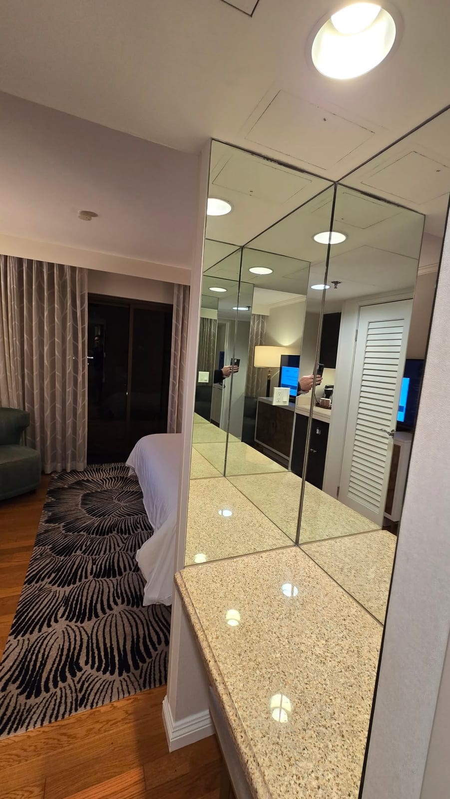 Avenue of the Arts Costa Mesa Lakeside Suite Mirrored Dressing Vanity Station