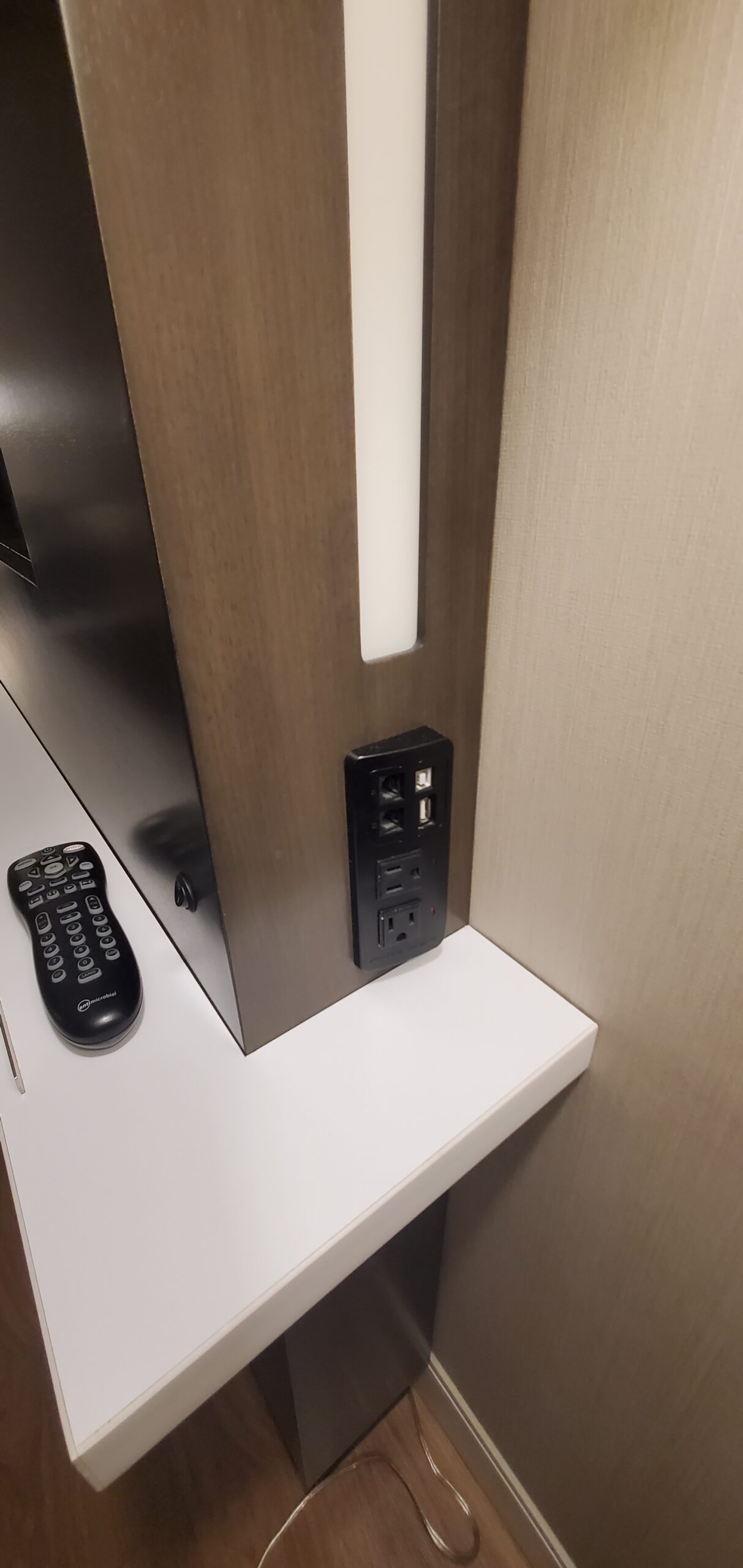 Bethesda Marriott King room desk power hub with USB ports